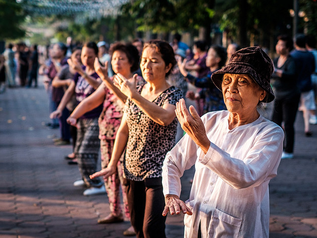 seniors doing tai chi seniors doing tai chi